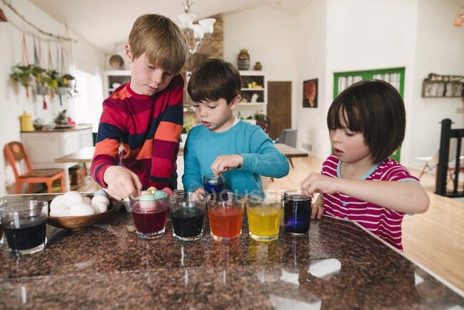 Young children dying Easter eggs — Stock Photo