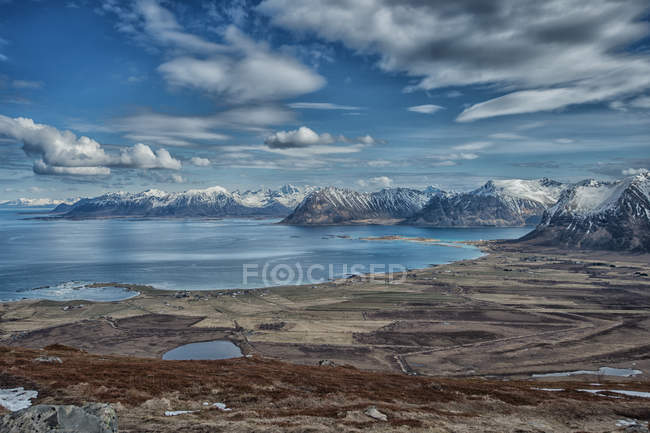 Vue sur le paysage montagneux côtier depuis le mont Hoven, île de Gimsoya, Lofoten, Nordland, Norvège — Photo de stock