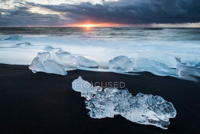 Grandi pezzi di ghiaccio sulla superficie della spiaggia — Foto stock