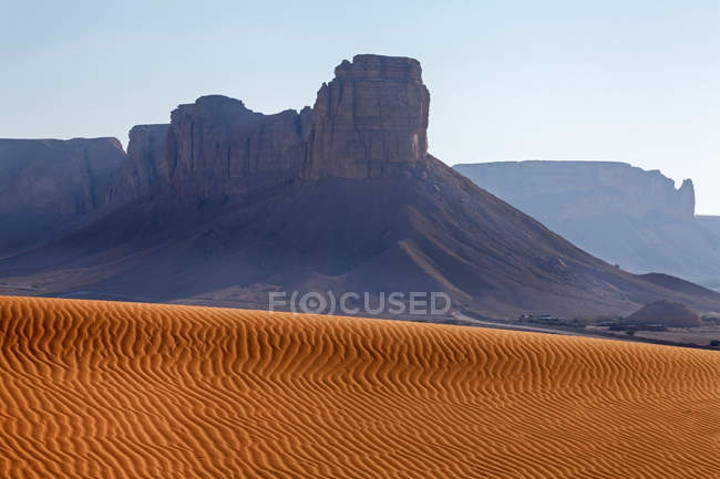 Mountains and rippled sand dunes in the desert, Saudi Arabia — Stock Photo