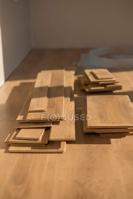 Bloques de madera de parquet en el suelo a la luz del sol - foto de stock