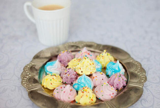 Xícara de chá com marshmallows na placa branca — Fotografia de Stock
