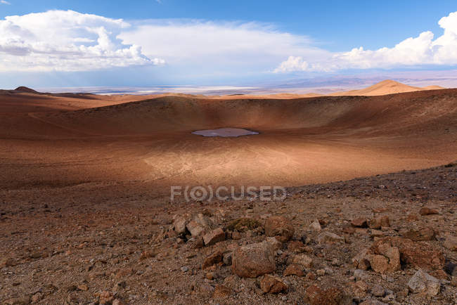 Кратер Monturaqui в пустелі Атакама, Чилі — стокове фото