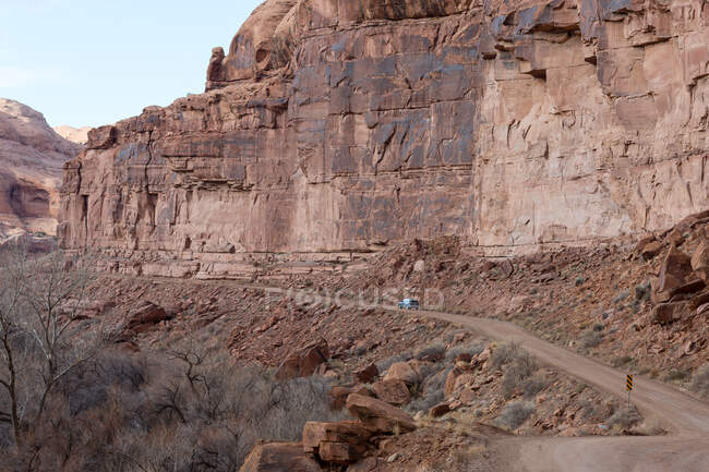 Beau paysage de grand canyon avec voiture lointaine — Photo de stock