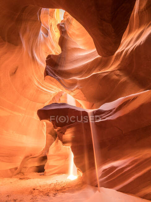 Rocce canyon antilope con sabbia che cade — Foto stock