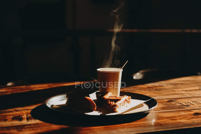 Nahaufnahme von frischem Kaffee und Kalk über dem Tisch — Stockfoto