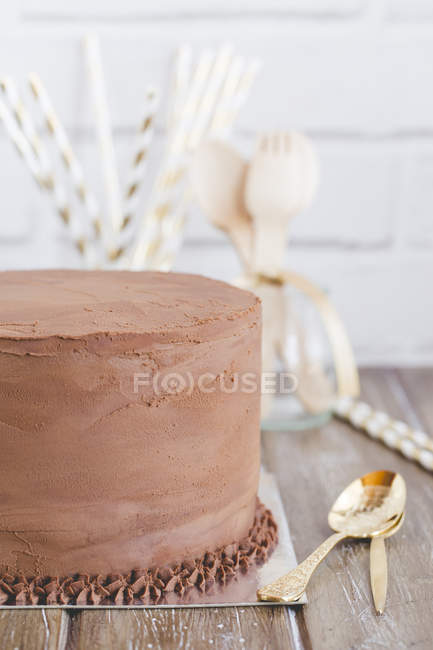 Vista de cerca de un pastel de chocolate en una mesa - foto de stock