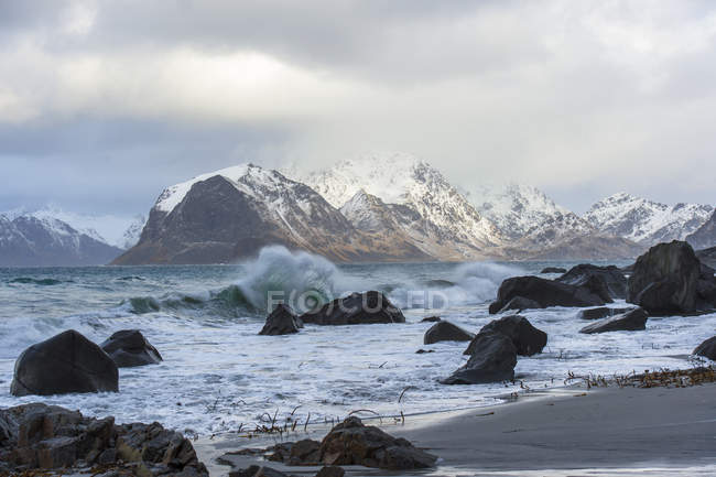 Olas estrellándose en la playa, Myrland, Flakstad, Lofoten, Nordland, Noruega - foto de stock
