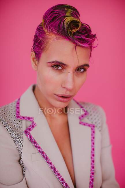 Ritratto di donna con capelli rosa — Foto stock