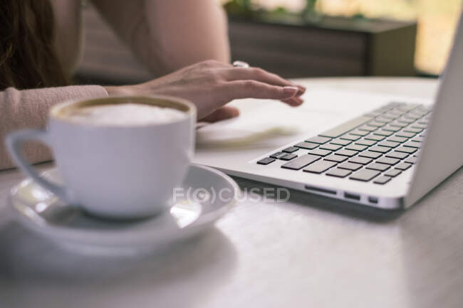 Frau arbeitet an ihrem Laptop — Stockfoto
