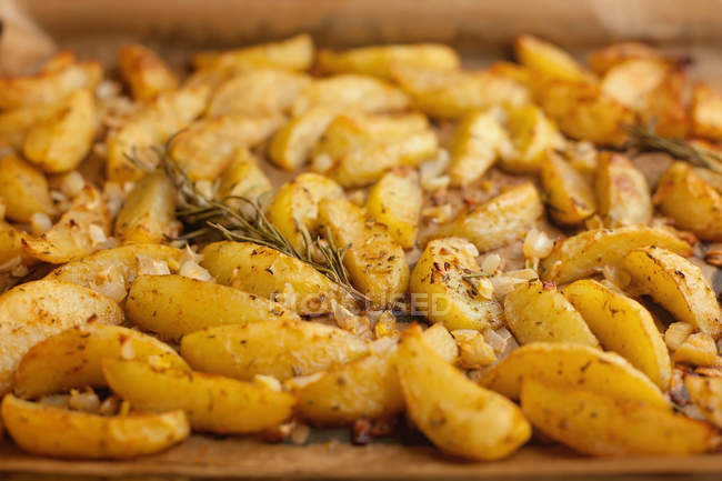 Жареный картофель с розмарином, смешанными травами и луком — стоковое фото