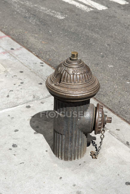 Vue rapprochée de la bouche d'incendie grise sur la rue — Photo de stock