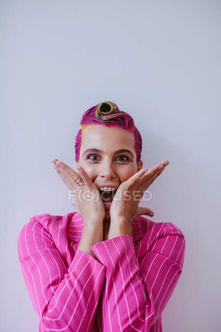 Retrato de uma mulher com cabelo rosa em uma camisa rosa — Fotografia de Stock