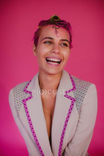 Retrato de mulher feliz com cabelo rosa — Fotografia de Stock