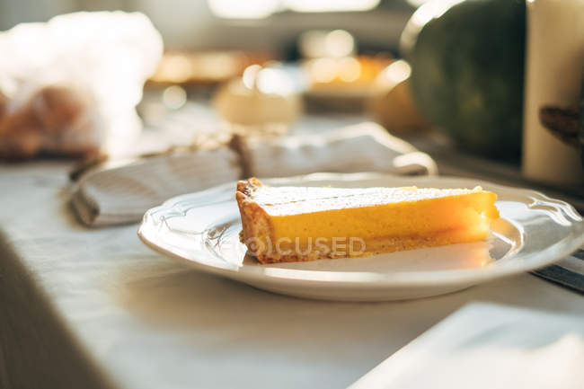 Шматочок смачного лимонного пирога на тарілці — стокове фото