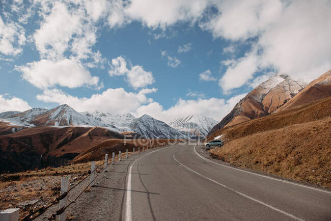 Bela paisagem com estrada de asfalto em montanhas — Fotografia de Stock