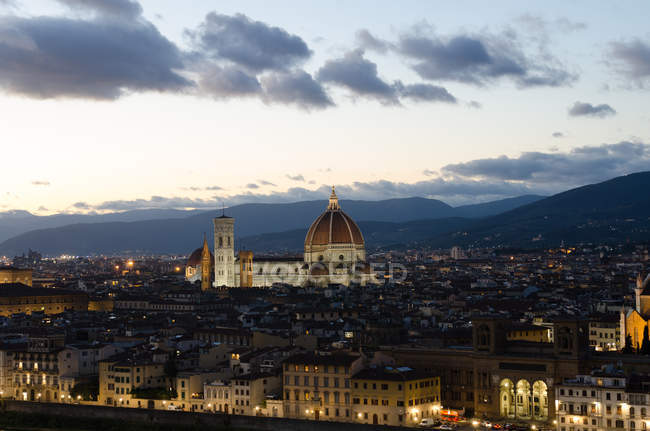 Ciudad skyline y Catedral de Santa Maria del Fiore por la noche, Florencia, Toscana, Italia - foto de stock