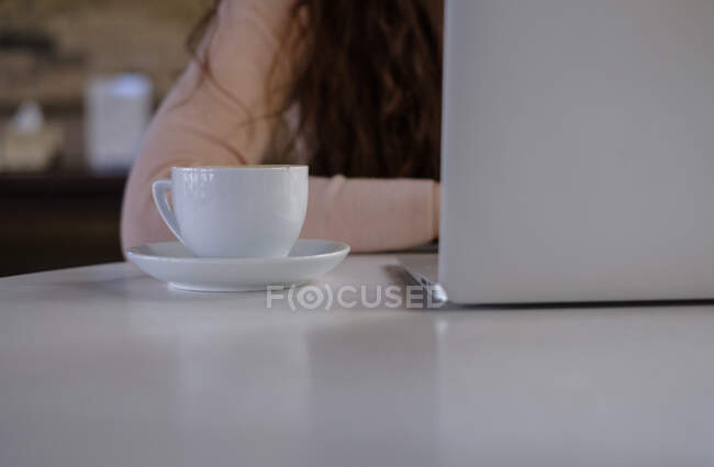 Mulher trabalhando em seu laptop — Fotografia de Stock