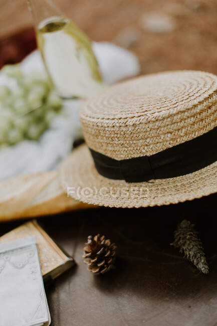 Sombrero elegante y vasos de accesorios de verano sobre fondo de madera - foto de stock