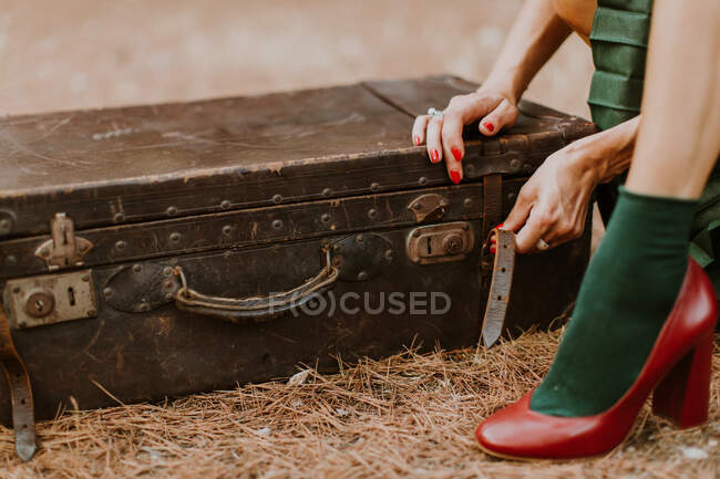Обрізаний знімок жінки зі старим дерев'яним багажем — стокове фото