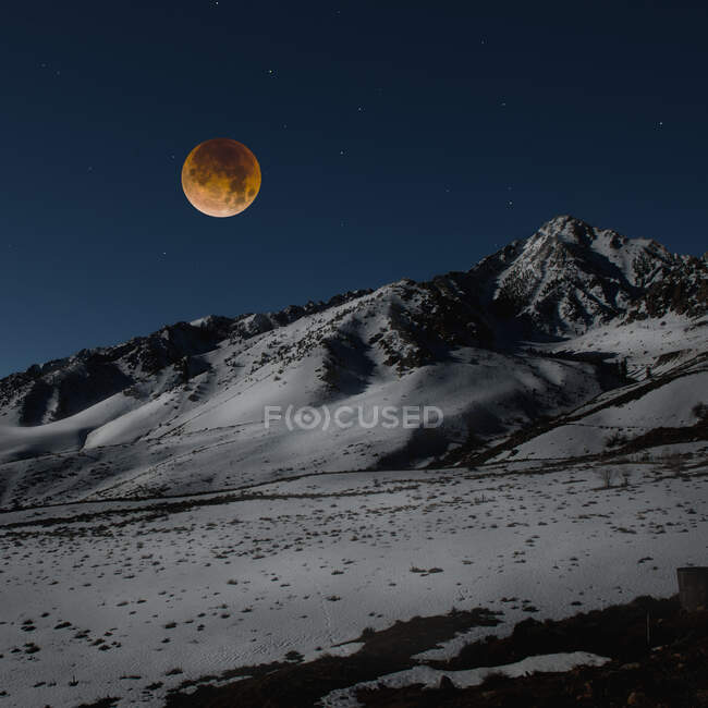 A Super Blue Blood Moon appears above the Sierra Nevada mountain range — Stock Photo