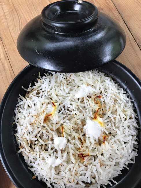 Vista de cerca del delicioso arroz en las cocinas de arroz - foto de stock