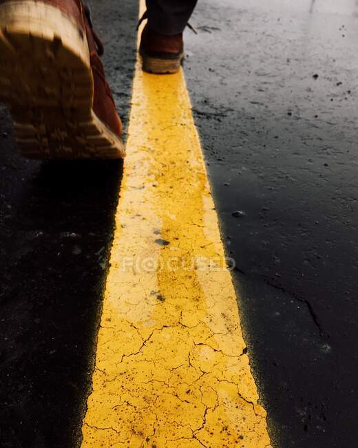Strada asfaltata con linea di vernice gialla — Foto stock