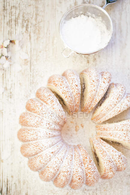 Bolo caseiro com açúcar em pó no fundo branco — Fotografia de Stock