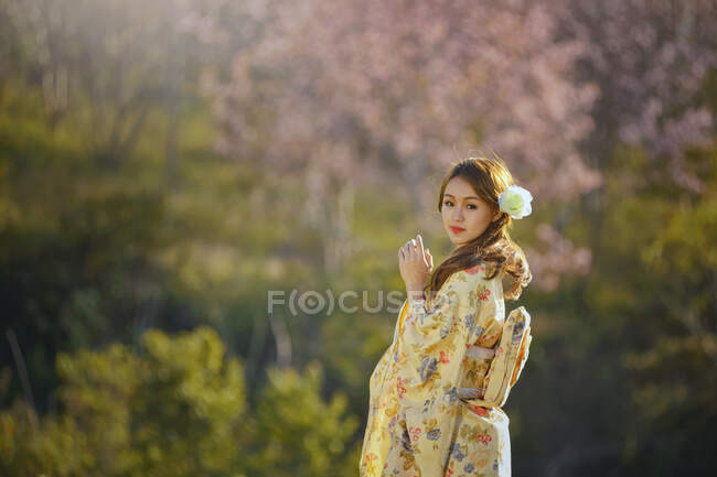 Прекрасна жінка, що бореться з джапаном, весняний сакура вишневий цвіт, рожеві квіти сукура квіти, вінтажний стиль — стокове фото