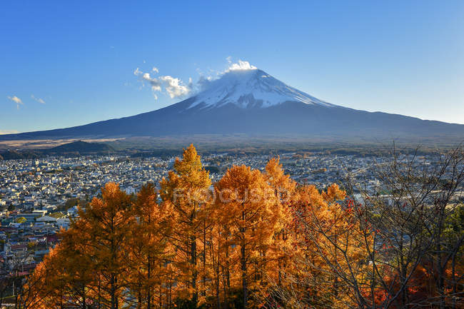 Мальовничим видом з Mt. Fuji восени падіння кольори, Fujiyoshida, Японія — стокове фото