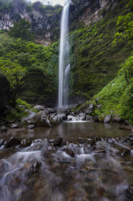 Живописный снимок водопада в горах — стоковое фото