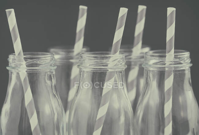 Gläser mit gestreiften Strohhalmen, Nahaufnahme — Stockfoto