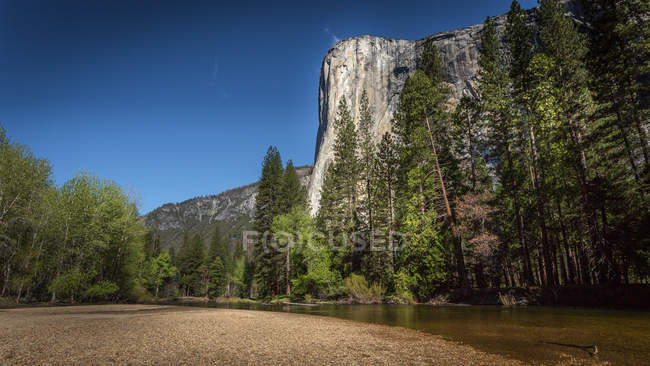 Мальовничий вид на нижній Yosemite Falls, штат Каліфорнія, США — стокове фото