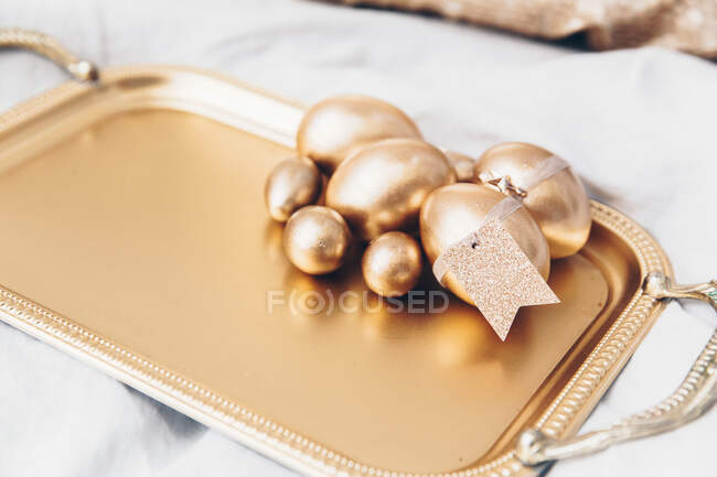 Праздничные пасхальные украшения с золотыми шариками — стоковое фото