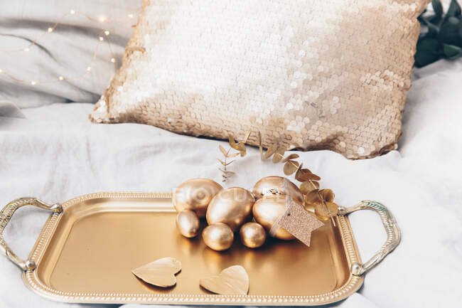 Décorations de Pâques festives avec des boules d'or — Photo de stock