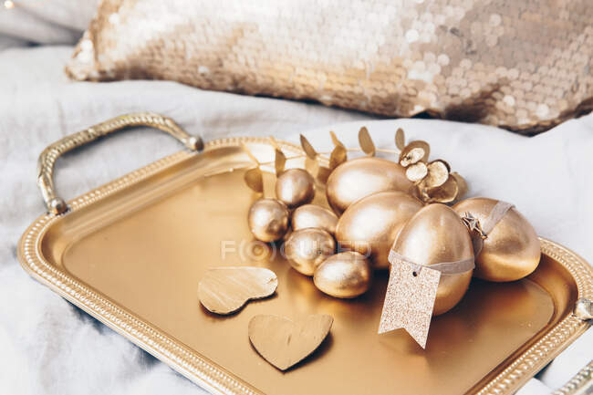 Праздничные пасхальные украшения с золотыми шариками — стоковое фото