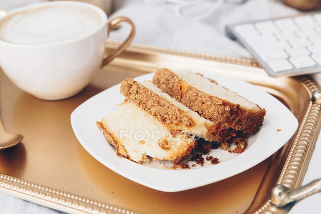 Pedaço de pão com xícara de café e torrada em placa branca — Fotografia de Stock