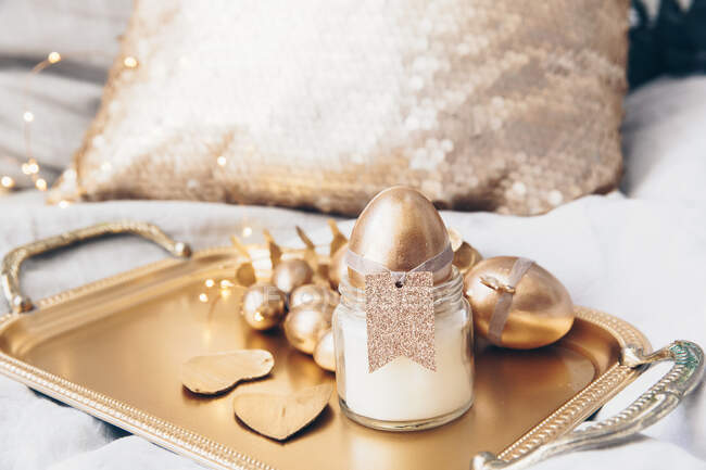 Décorations de Pâques festives avec des boules d'or — Photo de stock