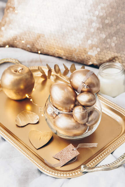 Святкові великодні прикраси з золотими кульками — стокове фото
