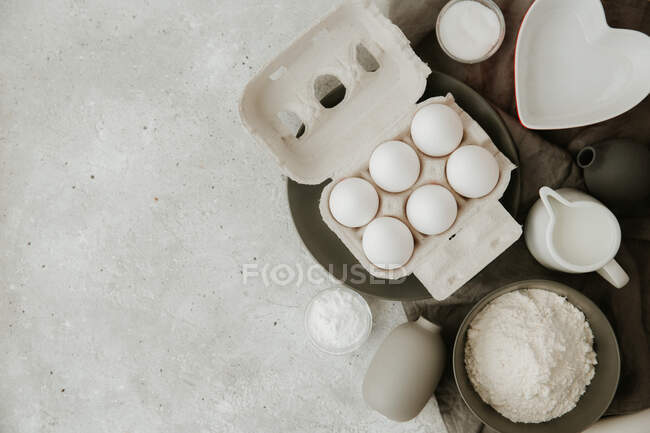 Ingredientes de cozimento para cozinhar em um fundo cinza. vista superior. — Fotografia de Stock