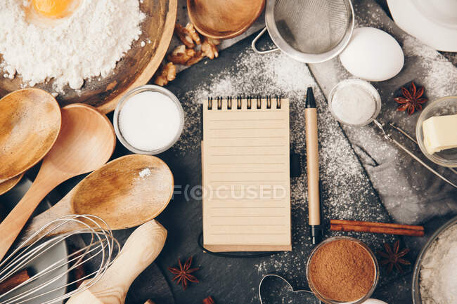 Ingredientes para hornear. huevos, harina, nueces, canela, especias, masa, batidor, vista superior - foto de stock