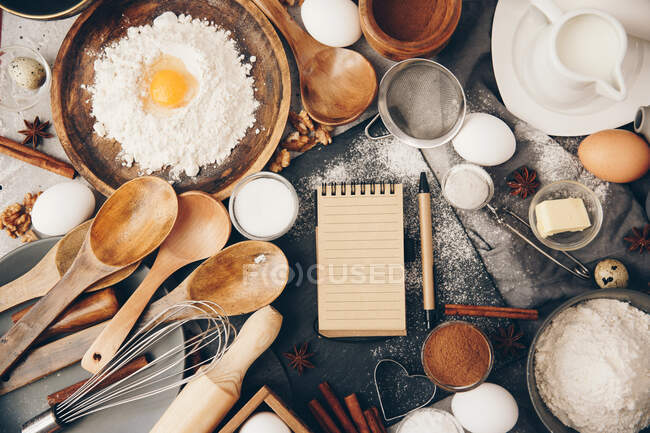 Выпечка ингредиентов для приготовления пищи на деревянном фоне — стоковое фото
