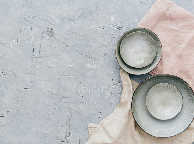 Вид сверху на пустую белую тарелку и чашку чая на сером фоне — стоковое фото