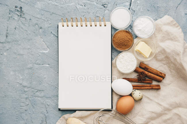 Ingredienti di cottura per cucinare su sfondo bianco — Foto stock