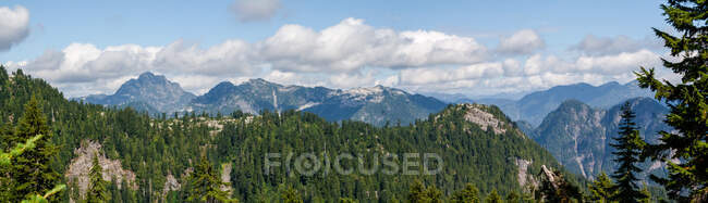 Vue panoramique sur un magnifique paysage montagneux — Photo de stock