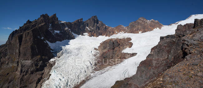 Hermosa vista de las montañas con nieve y cielo azul - foto de stock