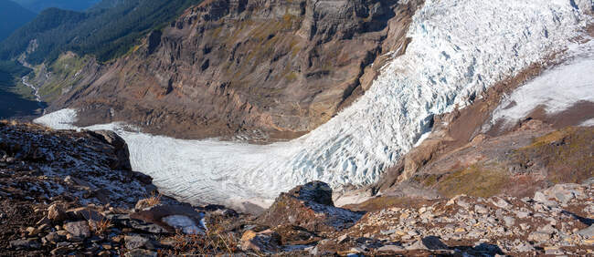 Gletscher umgeben von Felsen in gleißendem Sonnenlicht — Stockfoto
