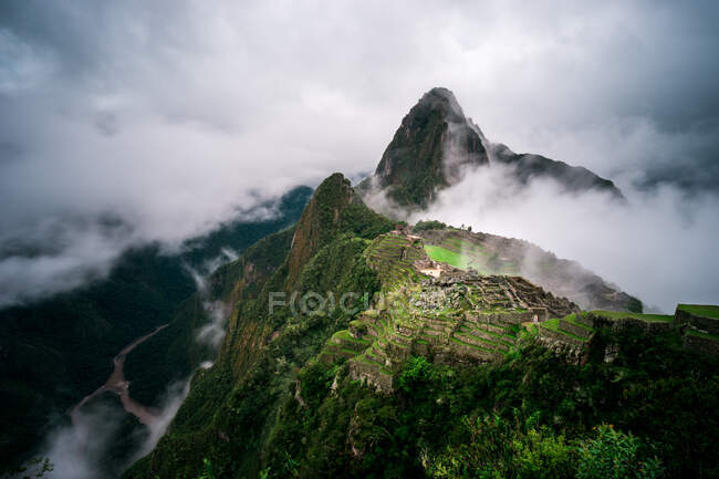 Beautiful landscape of mountains with low clouds — Stock Photo