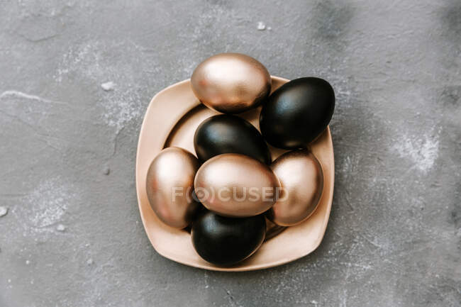 Huevos de Pascua dorados y negros, vista de cerca - foto de stock