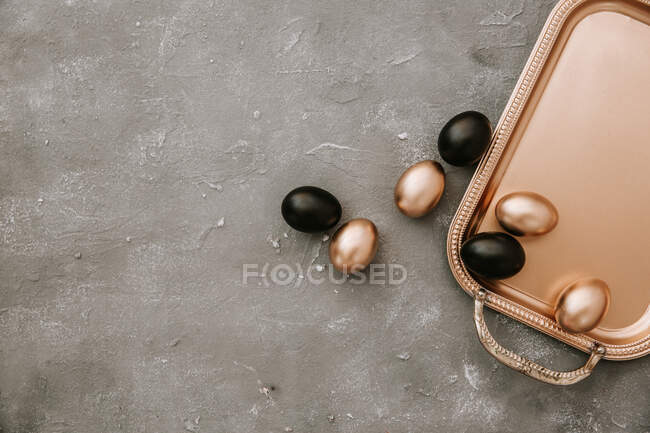 Golden and black easter eggs, close up view — Stock Photo